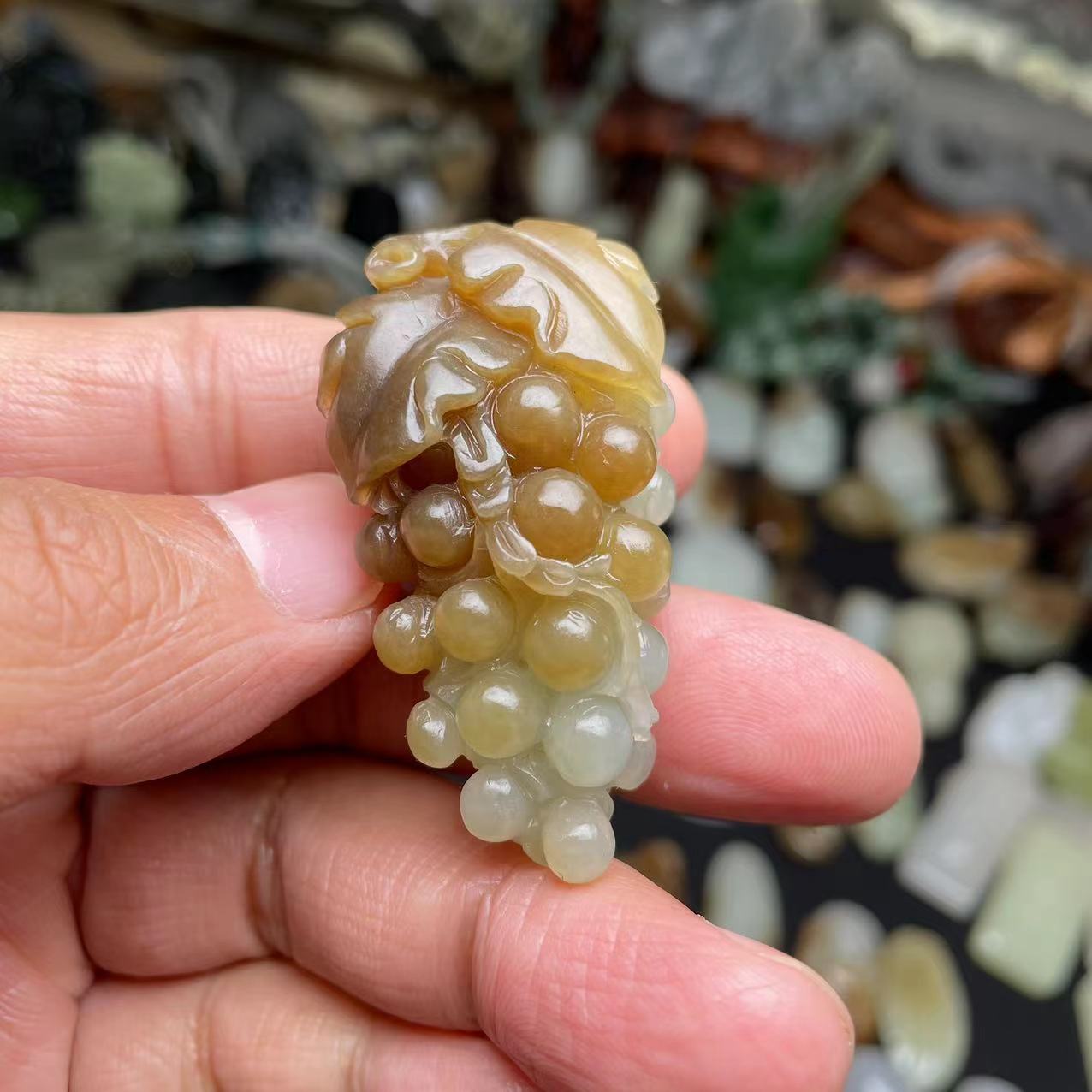 新疆和田玉糖白葡萄挂件手玩件多子多福玉坠
