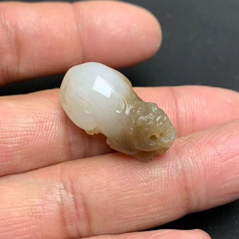 和田玉糖白貔貅锁骨坠手牌招财手机坠