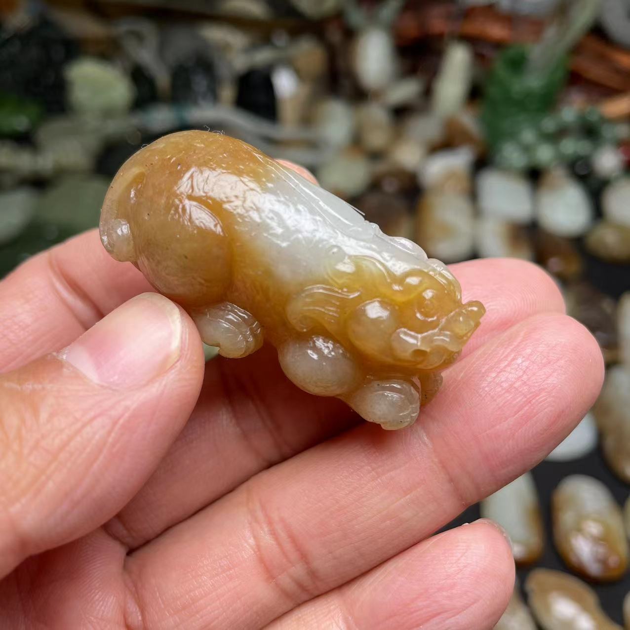 新疆和田玉招财糖白皮休玉坠貔貅手玩件