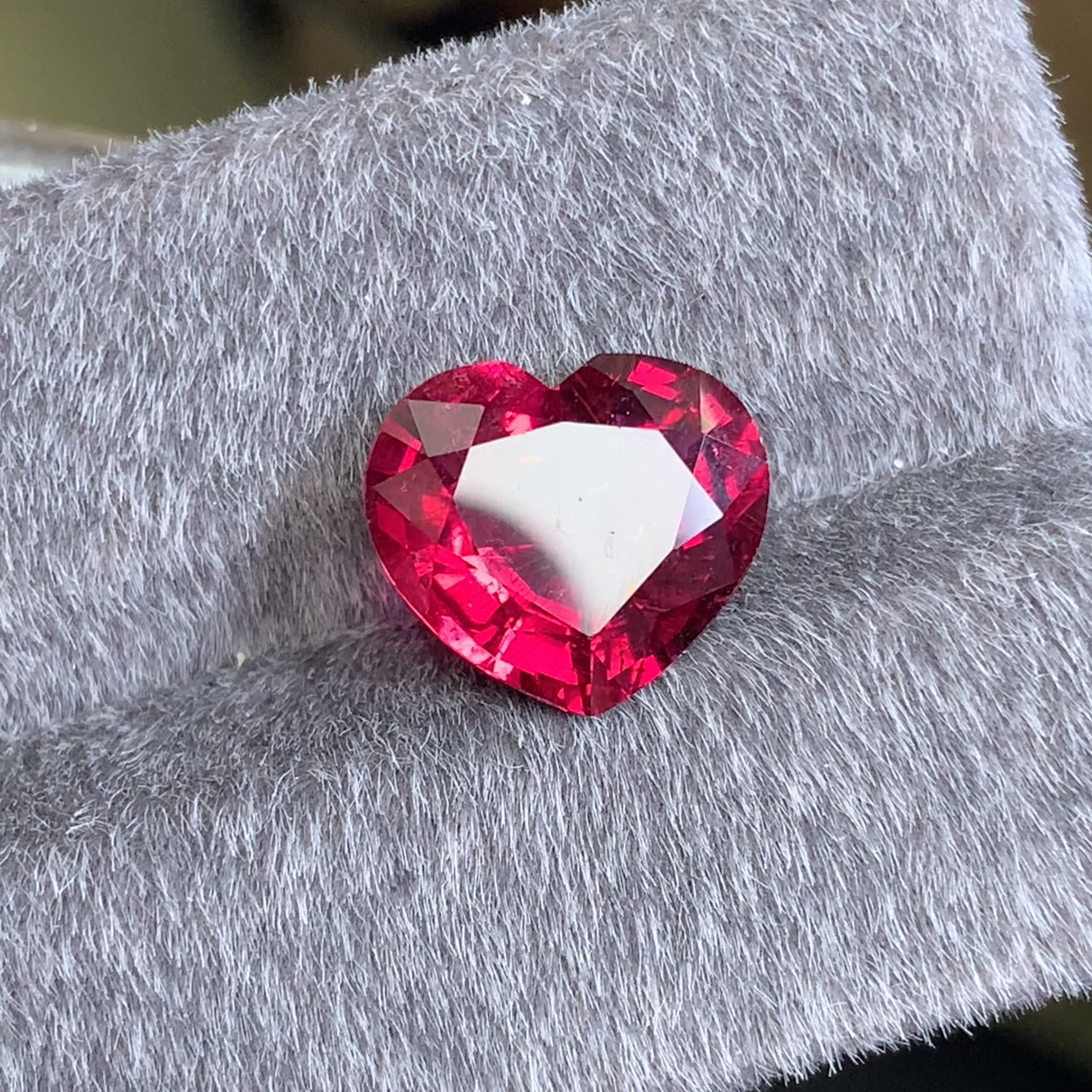 天然鸽血红卢比来碧玺4.64克拉