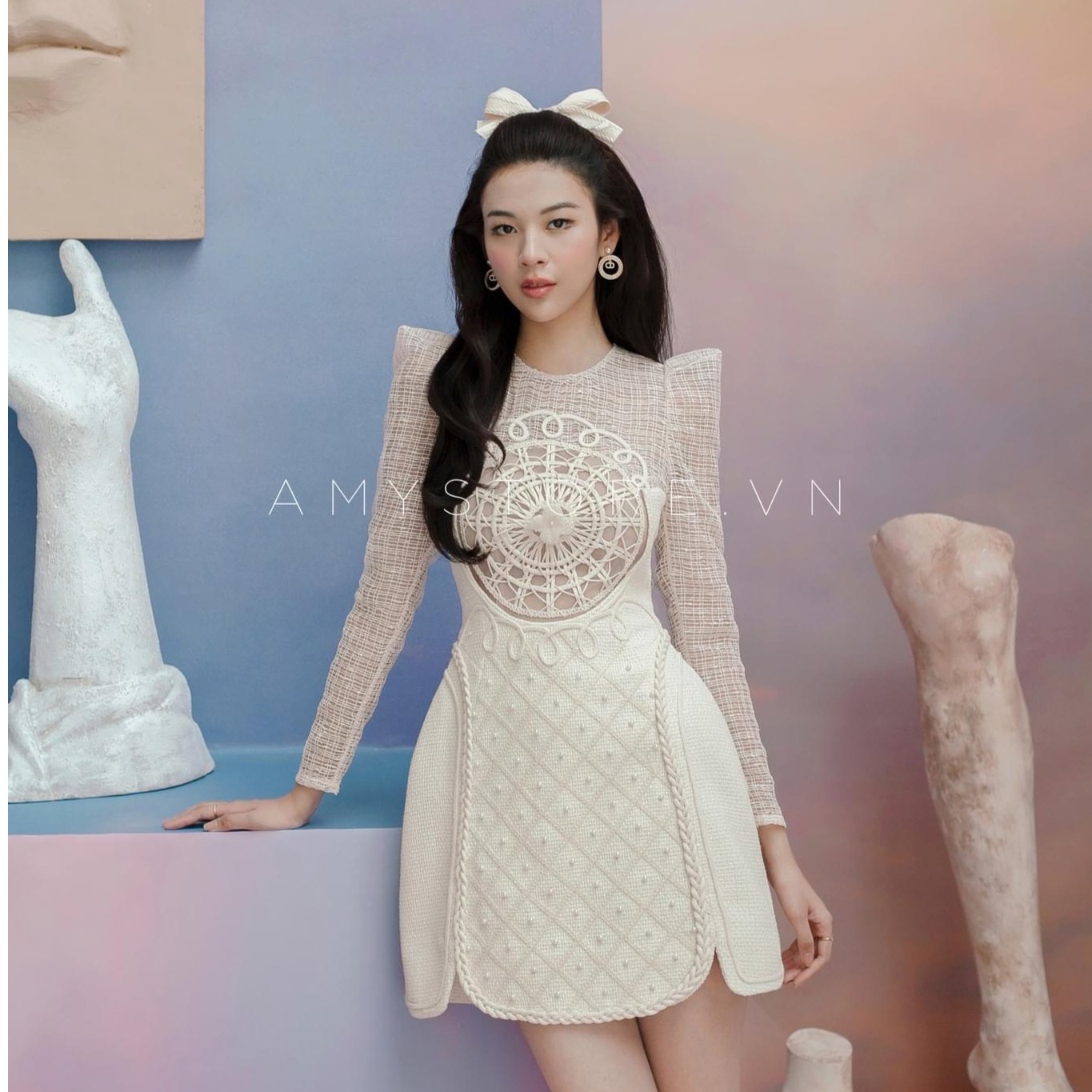 YINUO法式复古设计秋冬轻奢款耸肩圆领长袖人造棉刺绣连衣裙