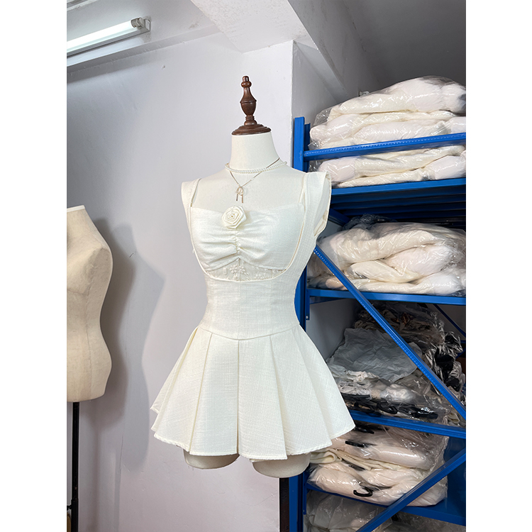 新款收腰连衣裙百褶裙抹胸蕾丝小香风套装