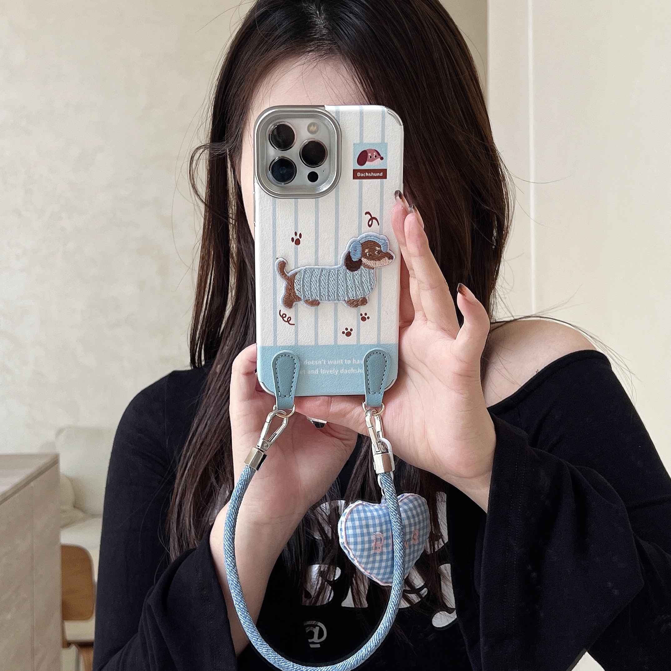 蓝色条纹刺绣腊肠狗手机壳适用iPhone16promax苹果15/14/13pro/17