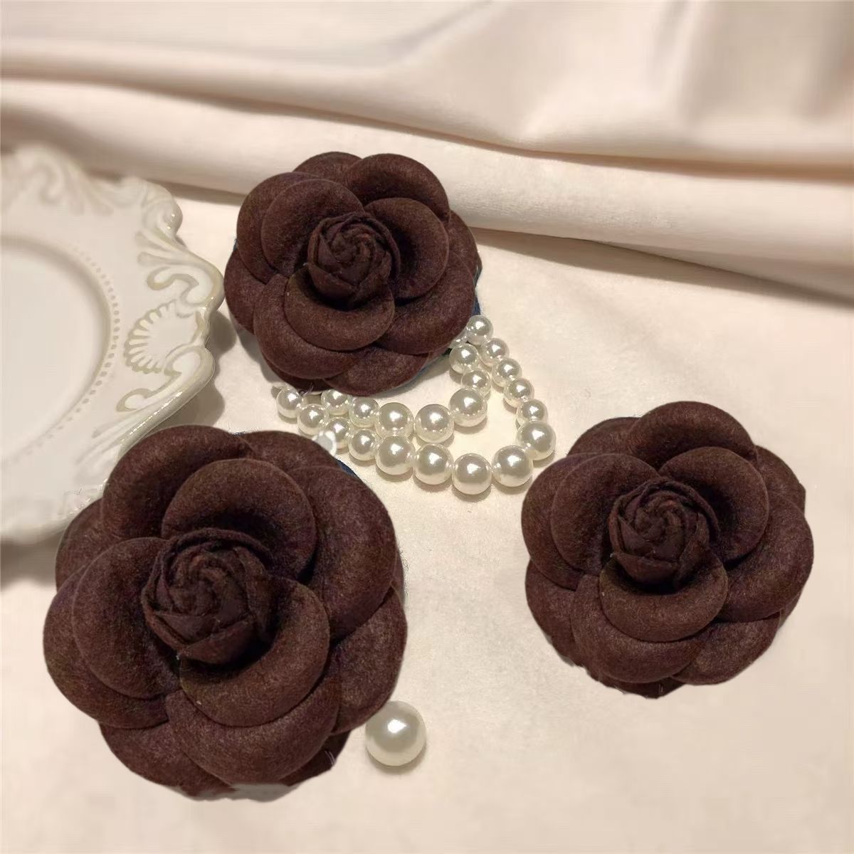 美拉德系山茶花胸针法式复古赫本风领花配饰胸花气质高级珍珠别针