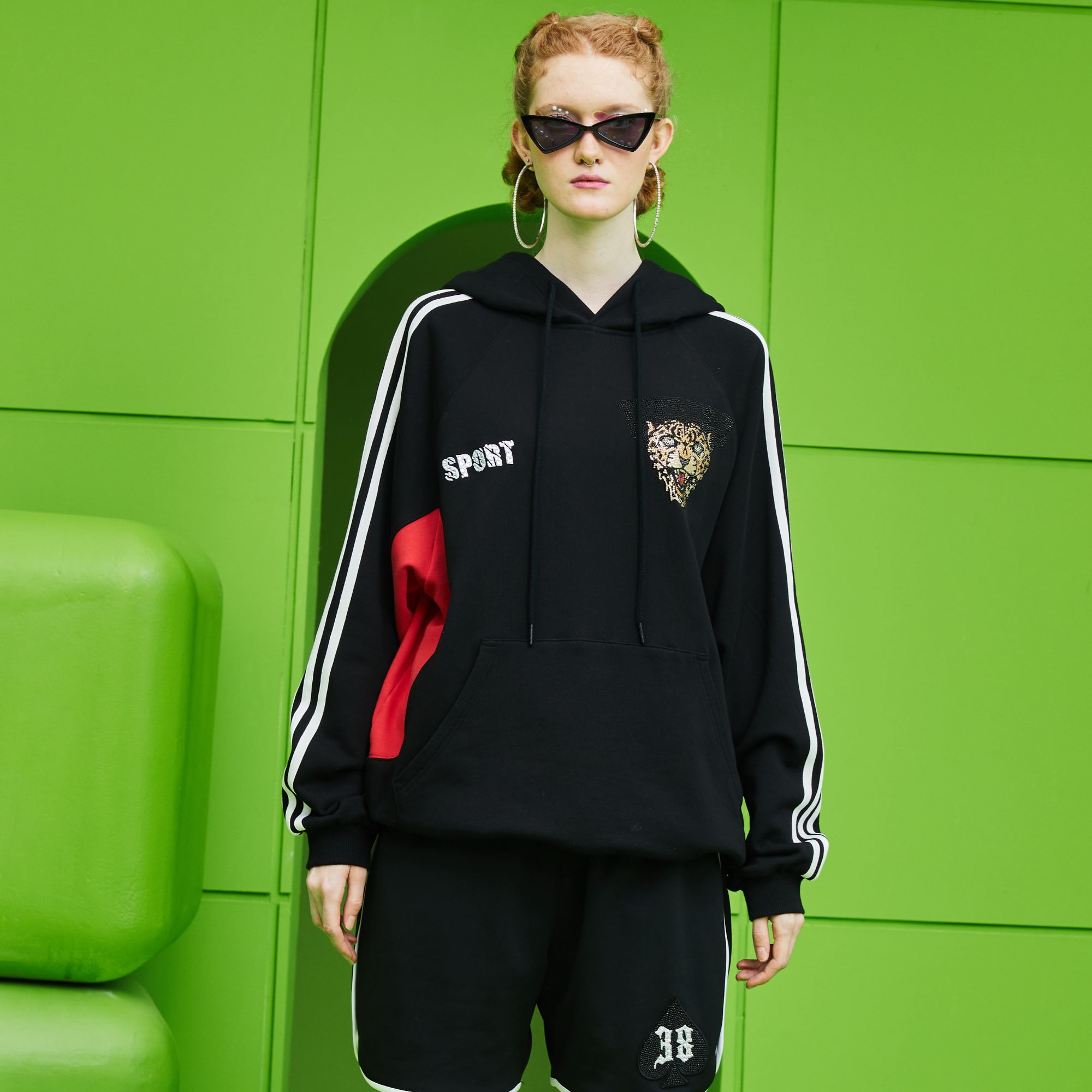 奥莱-时尚潮牌字母豹头烫钻连帽黑色情侣长袖拼接帽衫S69B126032