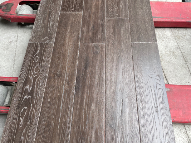 橡木纯实木地板18MM浅色白橡木原木灰色环保无甲醛厂家直销