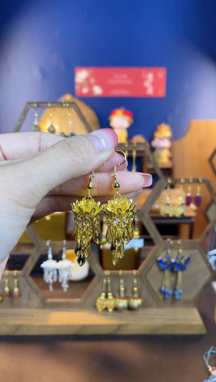 【闪购商品】65号镀金色小莲花耳钩