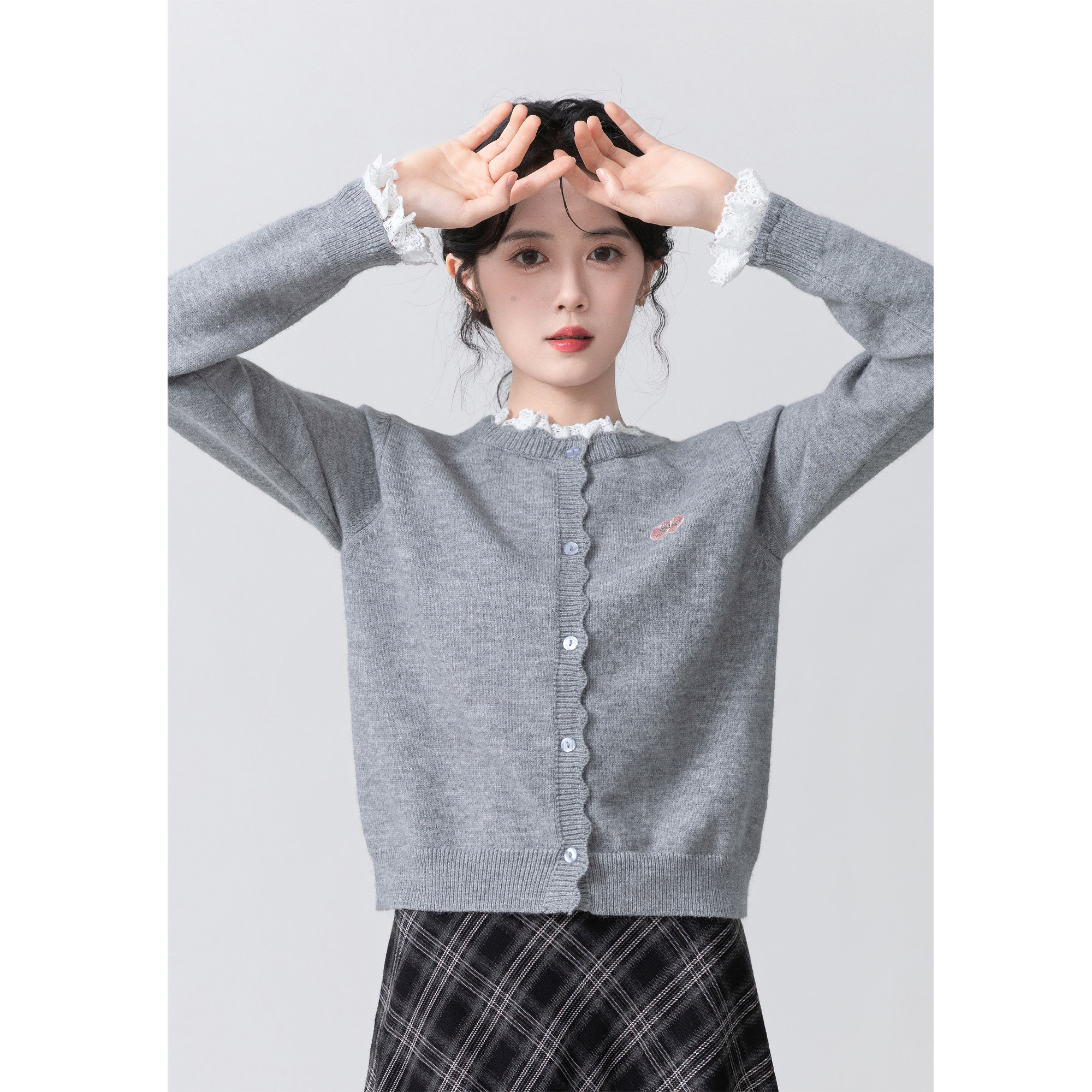 灰色针织开衫外套女春秋2025新款温柔风蕾丝花边毛衣别致短款上衣