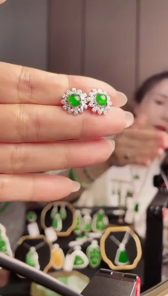 【闪购商品】翡翠耳钉银S925镶嵌蛋面