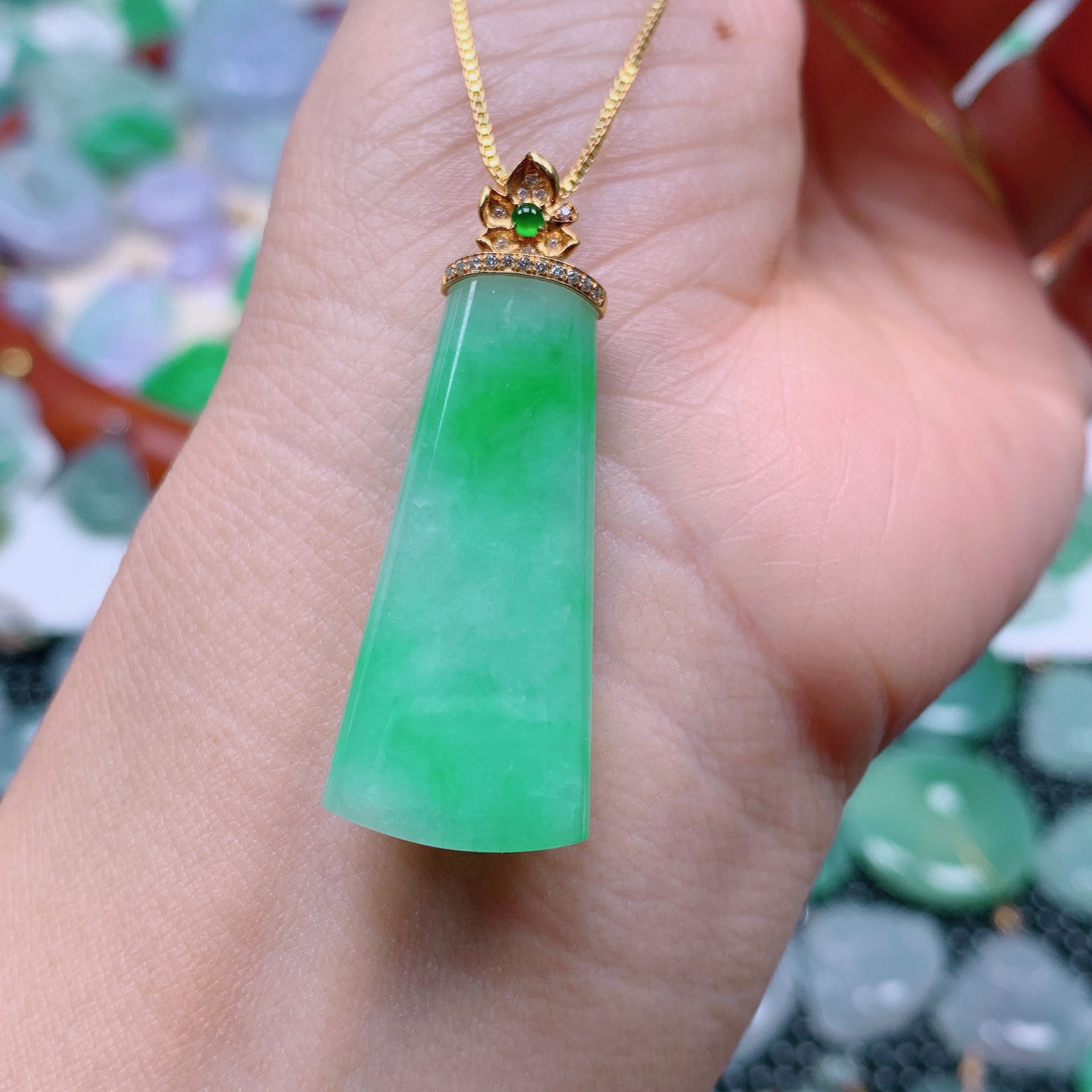 缅甸天然A货翡翠，飘绿无事牌9/1105尺寸35.2-15.5-6.1