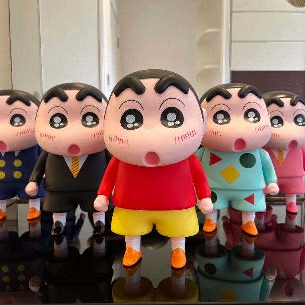 新款中号小新红衣校服西装睡衣小新手办潮玩摆件