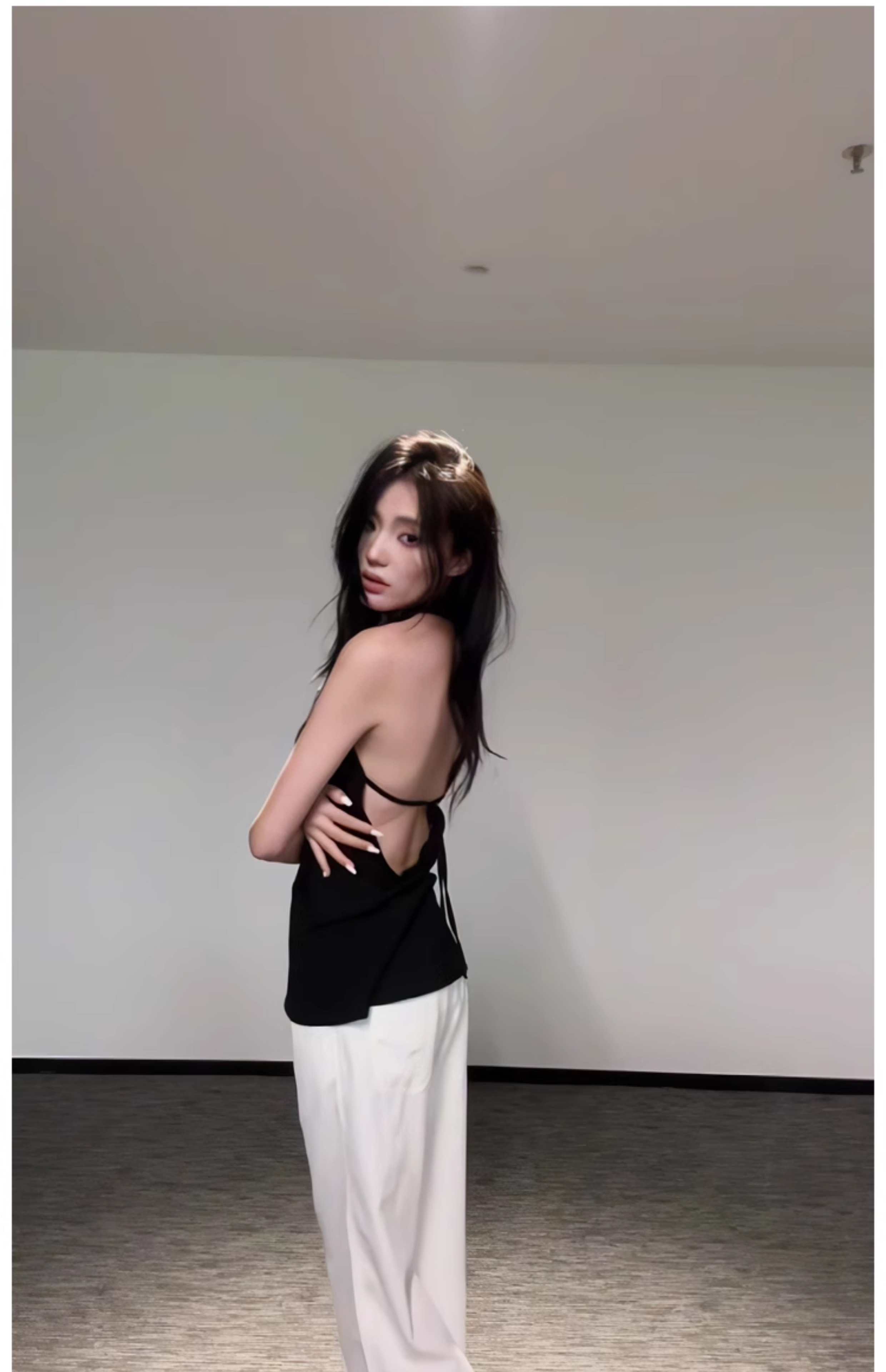 高级感纯欲显瘦露背挂脖系带背心夏日小众设计性感气质无袖上衣女