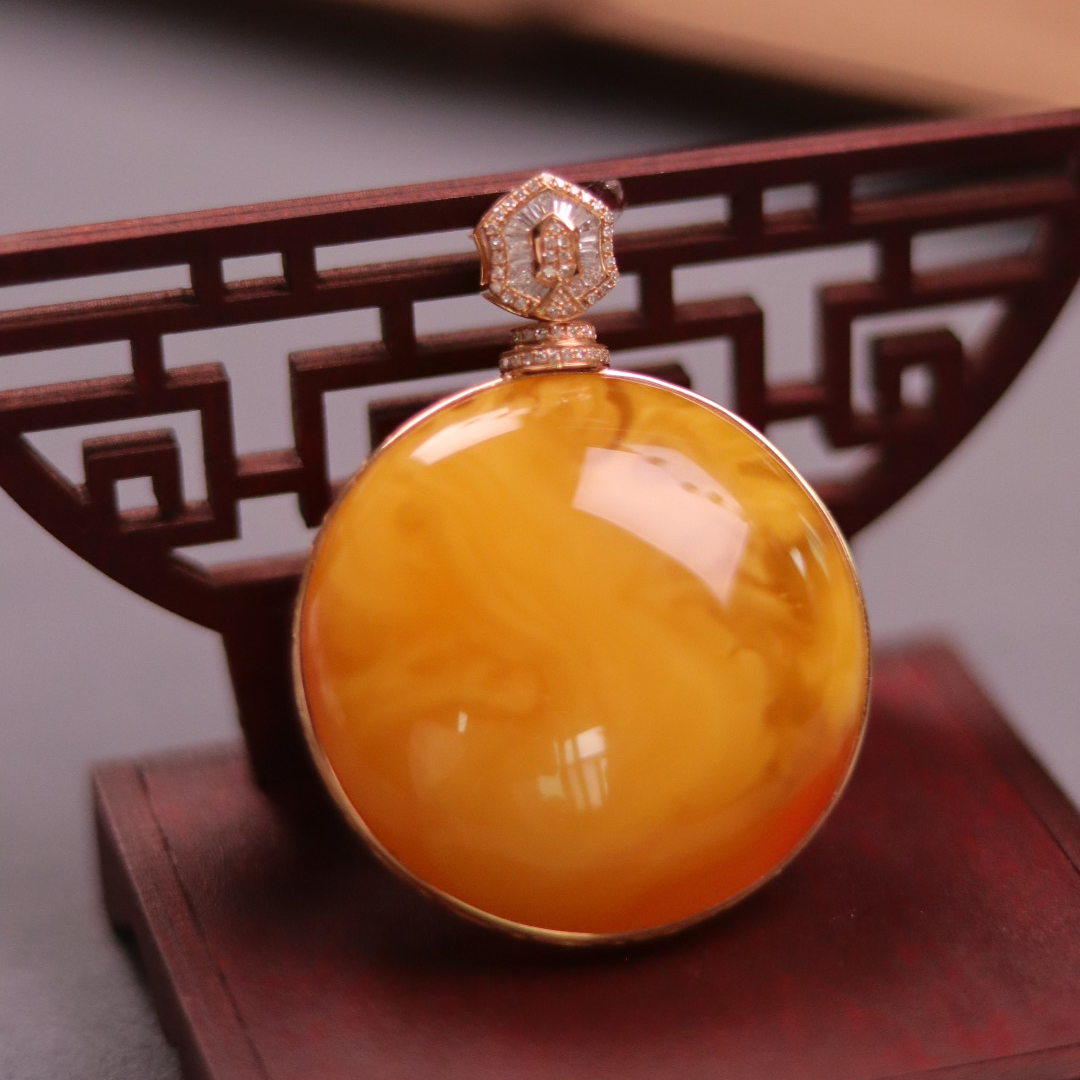 蜜蜡圆饼吊坠18k镶嵌