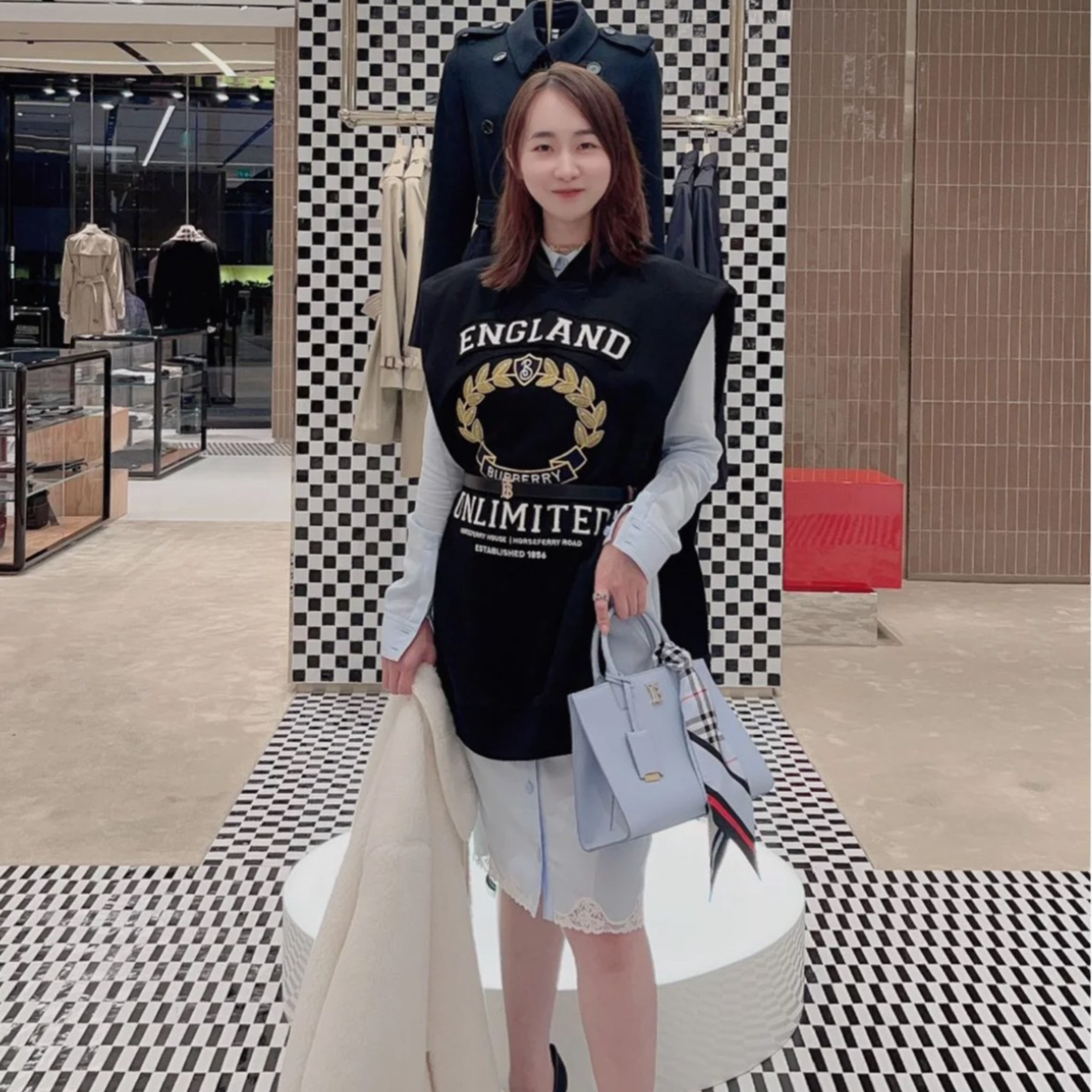 未使用 BURBERRY/博柏利 女士字母印花连帽斗篷外套 Wco20071