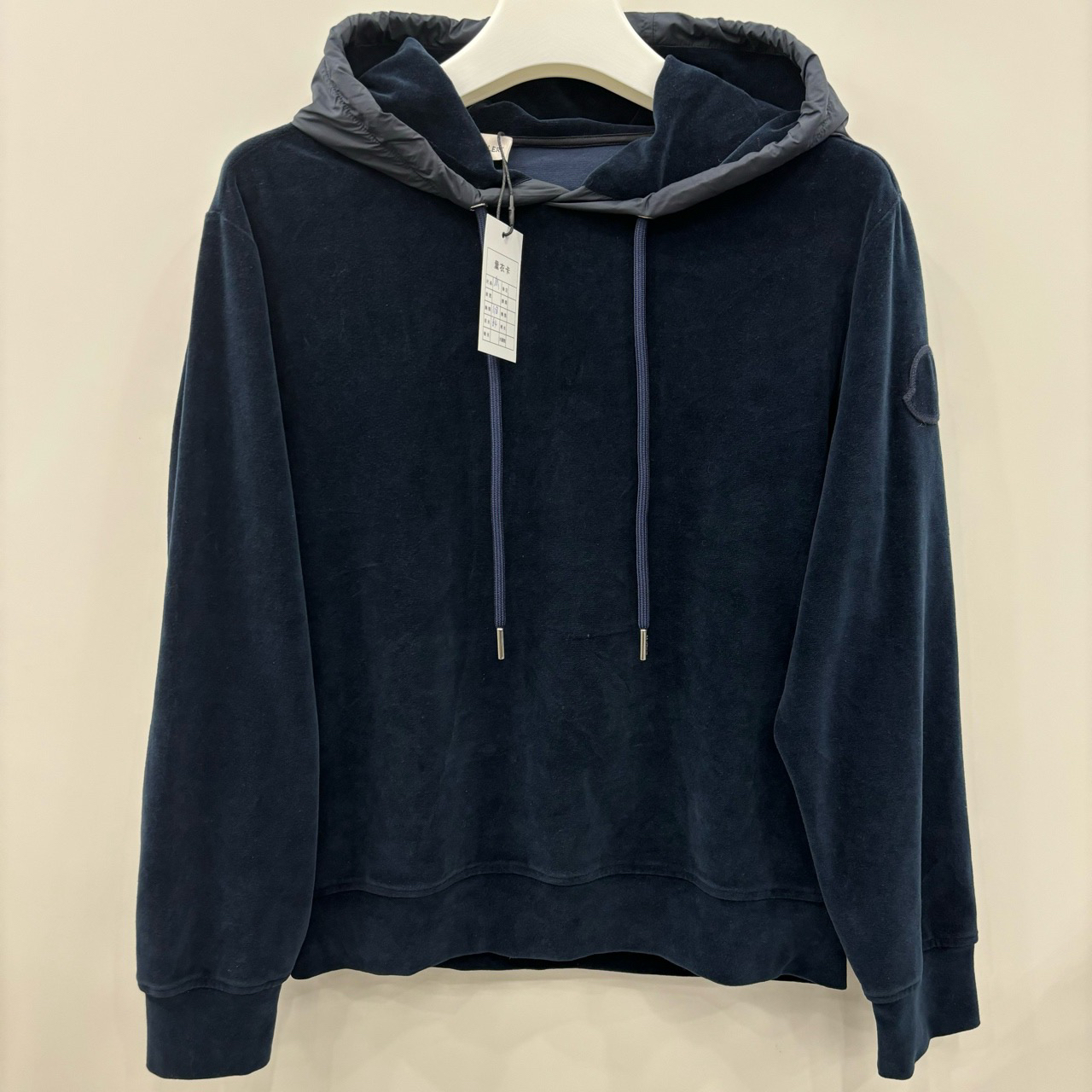 Moncler 盟可睐/纯色徽章拼接抽绳连帽卫衣/尺码M/99新/编号6382