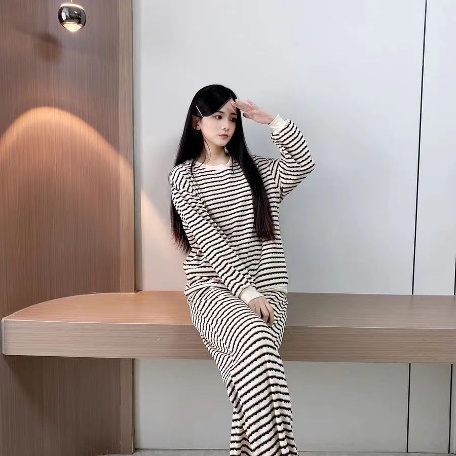 睡衣女士条纹圆领长袖长裤宽松版大码家居服时尚套装外穿秋冬学生