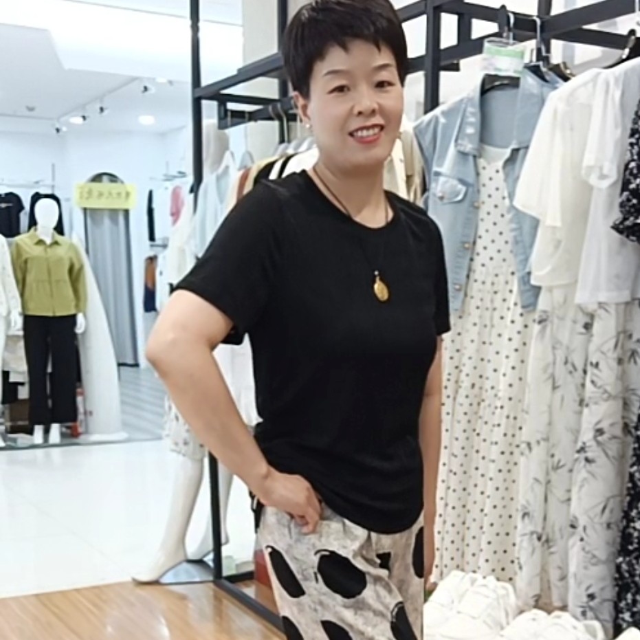 霞儿黑色短袖小衫