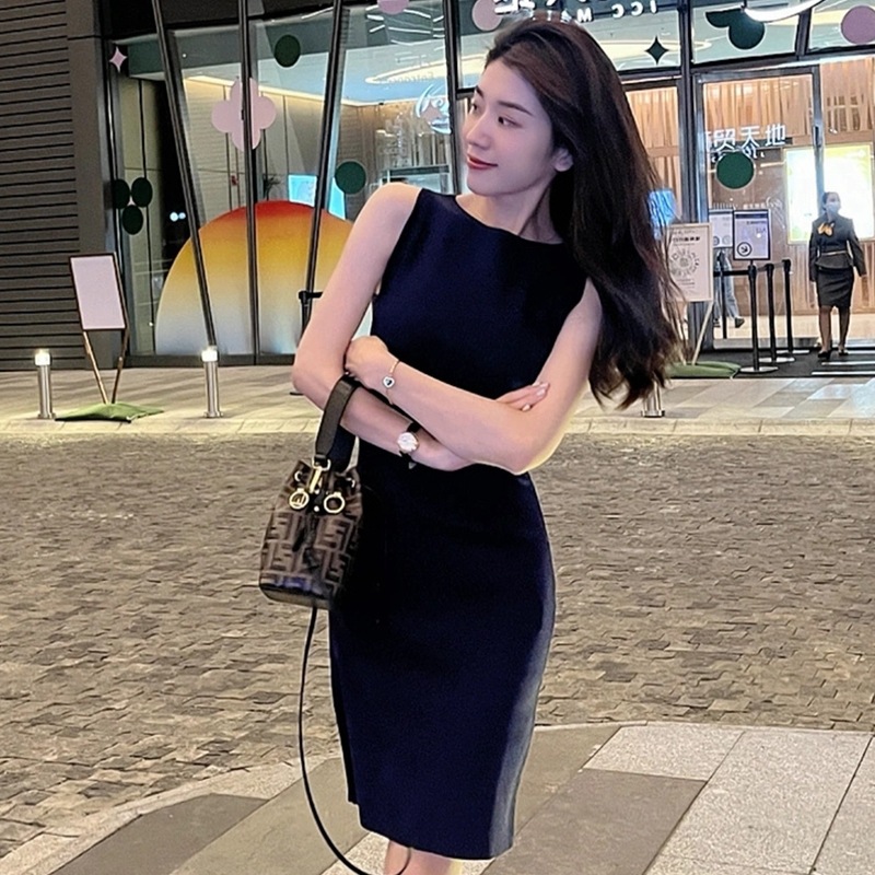 1008夏季2024新款通勤显瘦藏蓝无袖连衣裙女设计感小众法式包臀裙