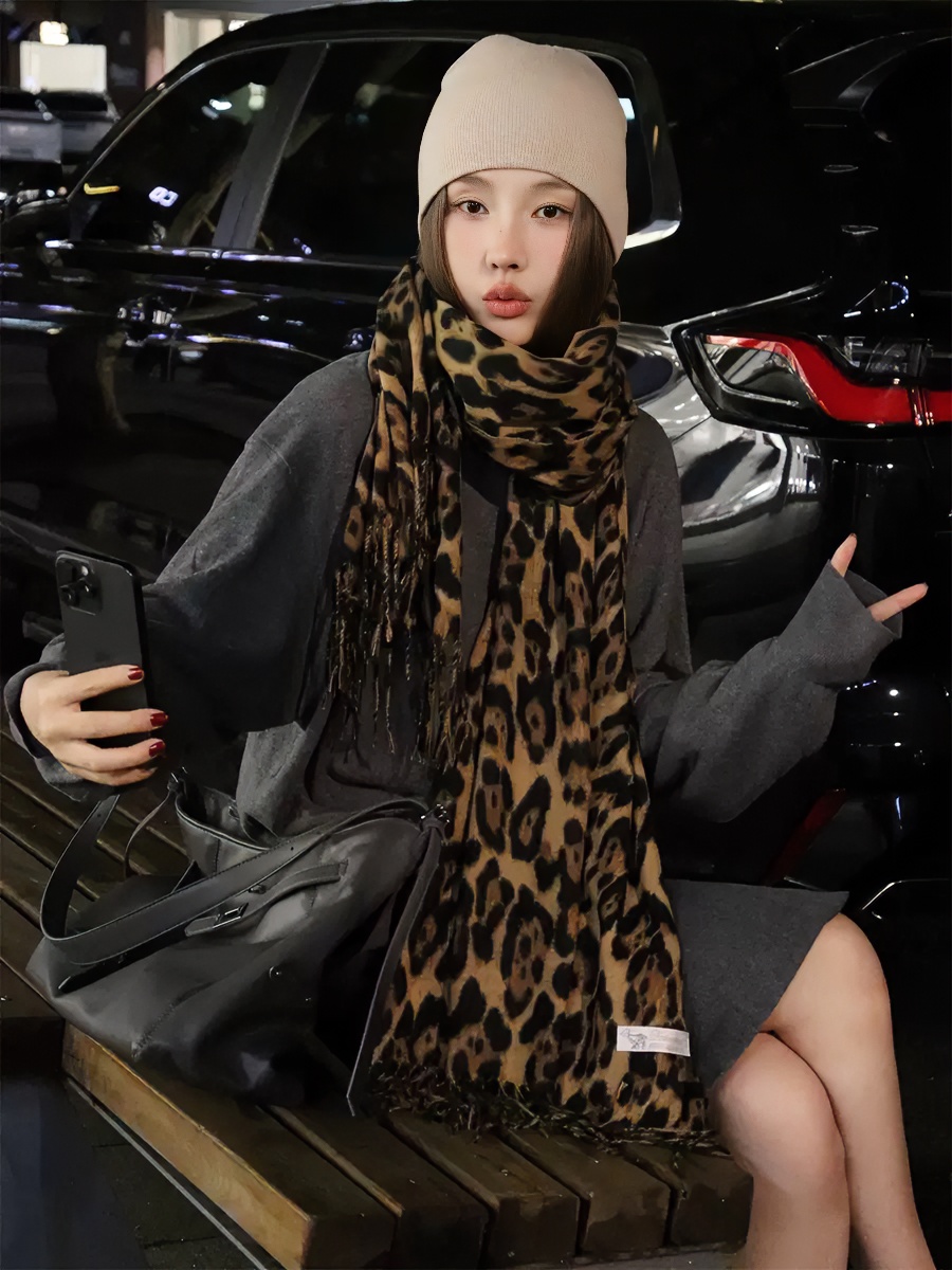 舒适美式小众设计感豹纹印花长款围巾羊绒流苏围巾时尚百搭披肩