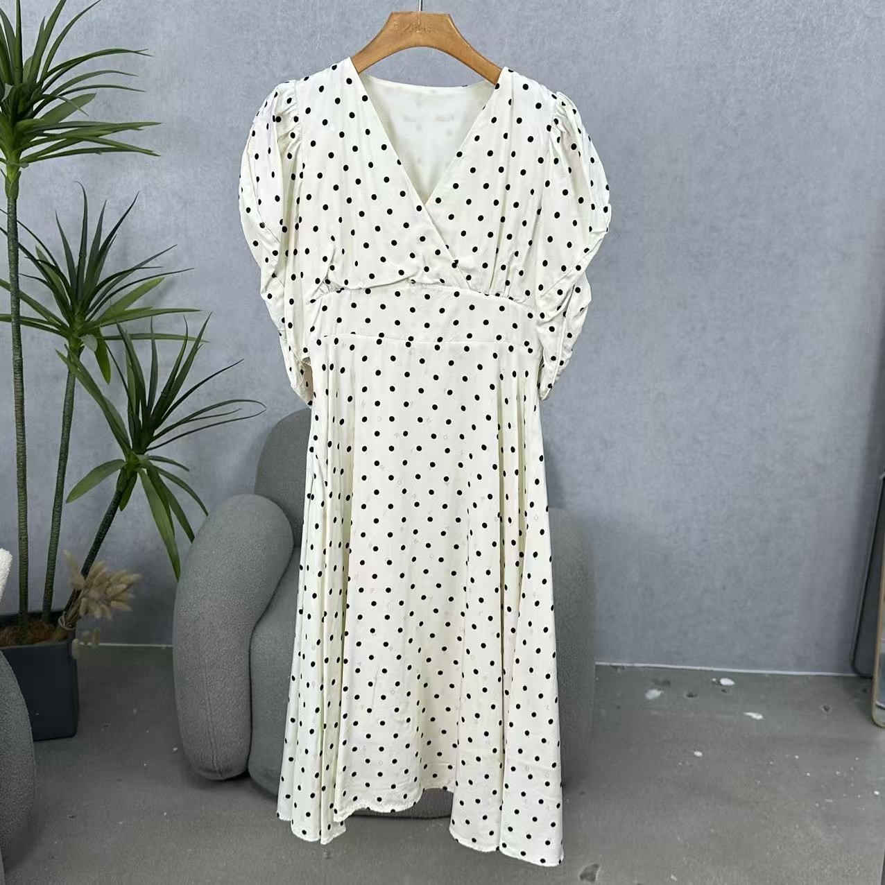 LI丽系列  Z809-1   女装时尚撤柜连衣裙白色C76226011