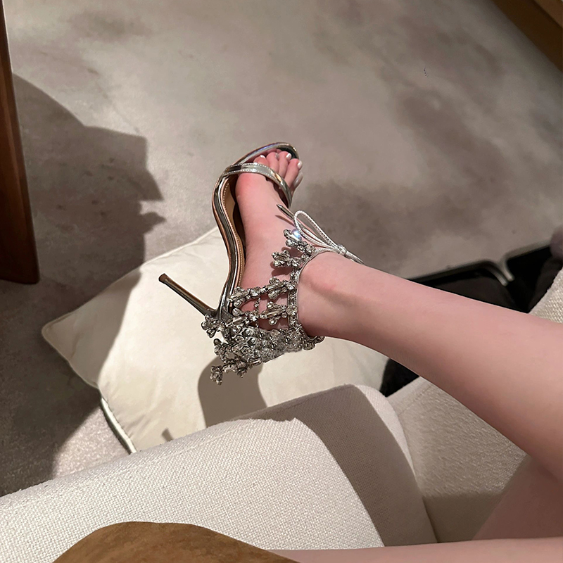 夏季新款露趾水钻吊坠中空一字扣带漆皮凉鞋女性感水晶细跟高跟鞋