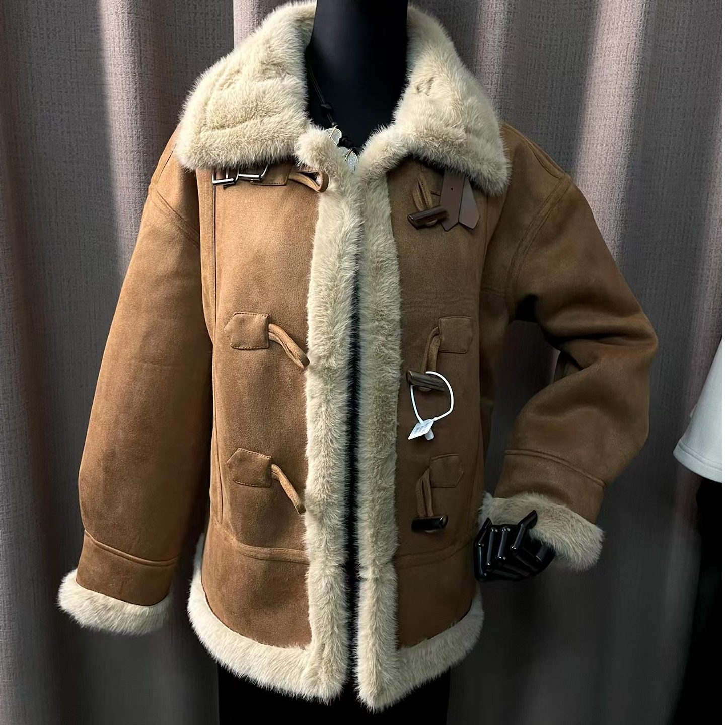 JM/2024冬季新品可立可翻领新牛角扣皮毛一体网红机车服保暖外套