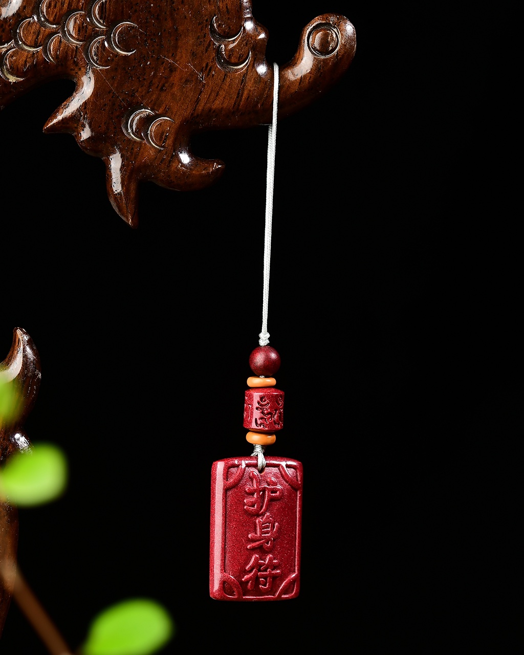 非金属吊坠 红色手工绳朱某砂挂件，可作手机链包挂钥匙扣，