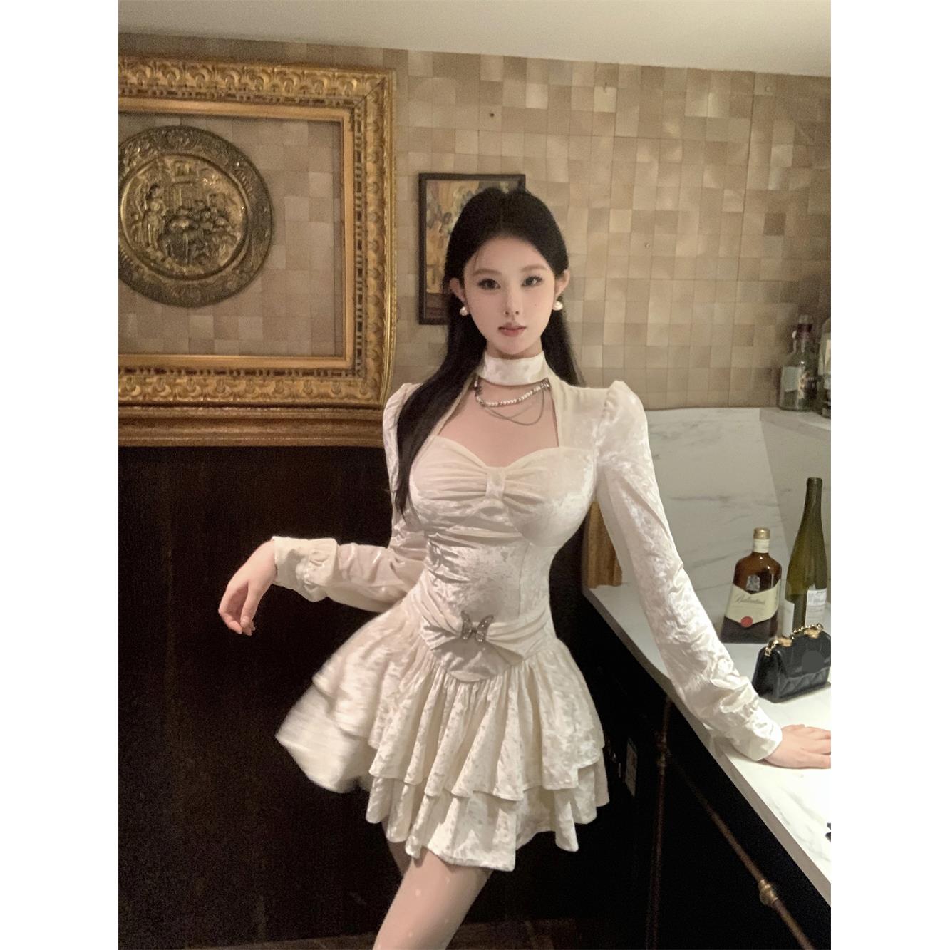 法式挂脖长袖丝绒抹胸连衣裙高级感气质显瘦短裙子女秋冬2023新款