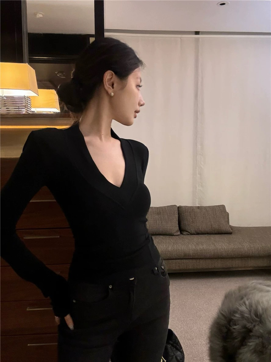 2090-【带胸垫】新款V领长袖针织女秋冬款修身显瘦打底衫磨毛上衣