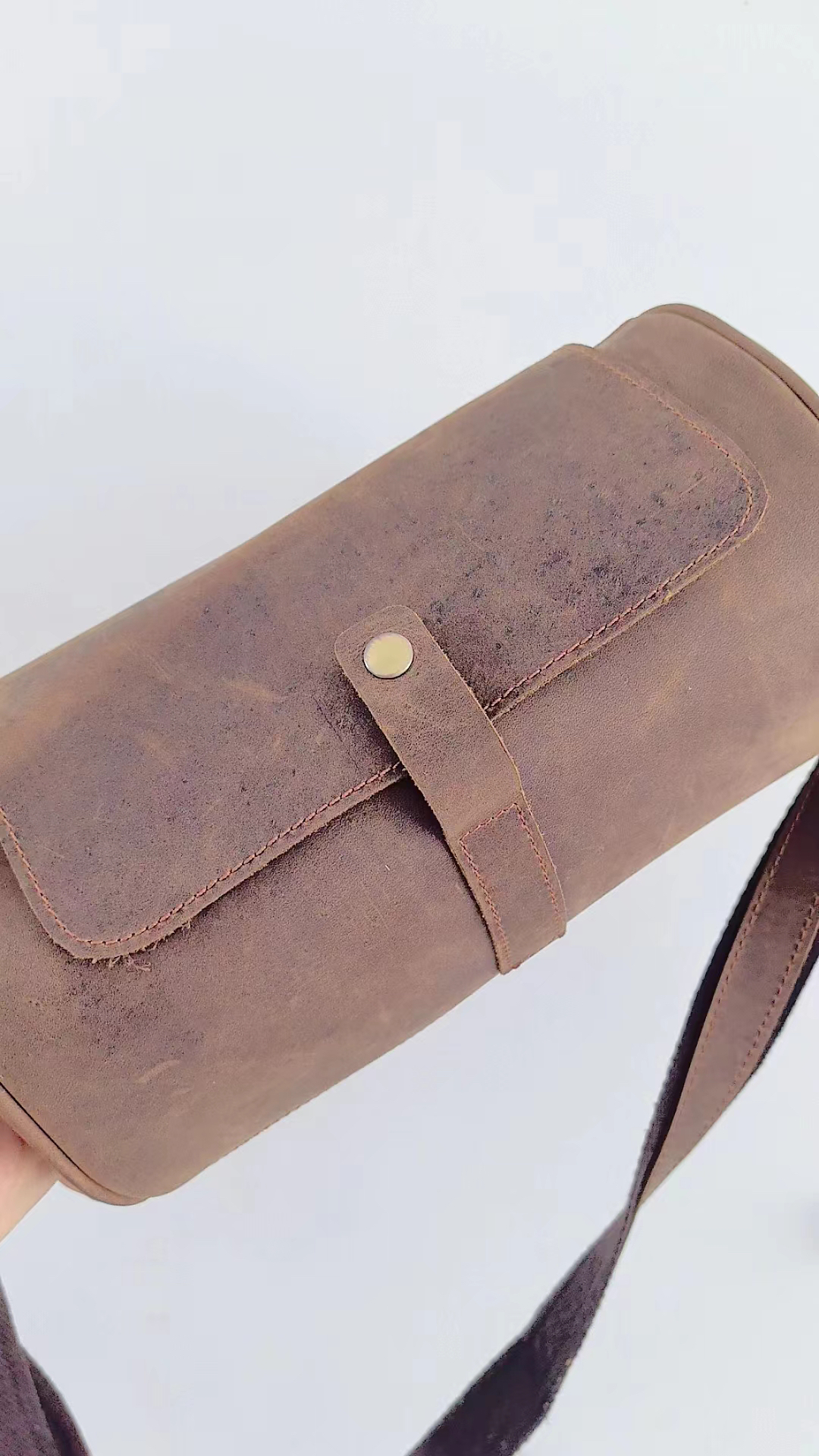 男士时尚休闲真皮复古棕色单肩圆筒个性筒包