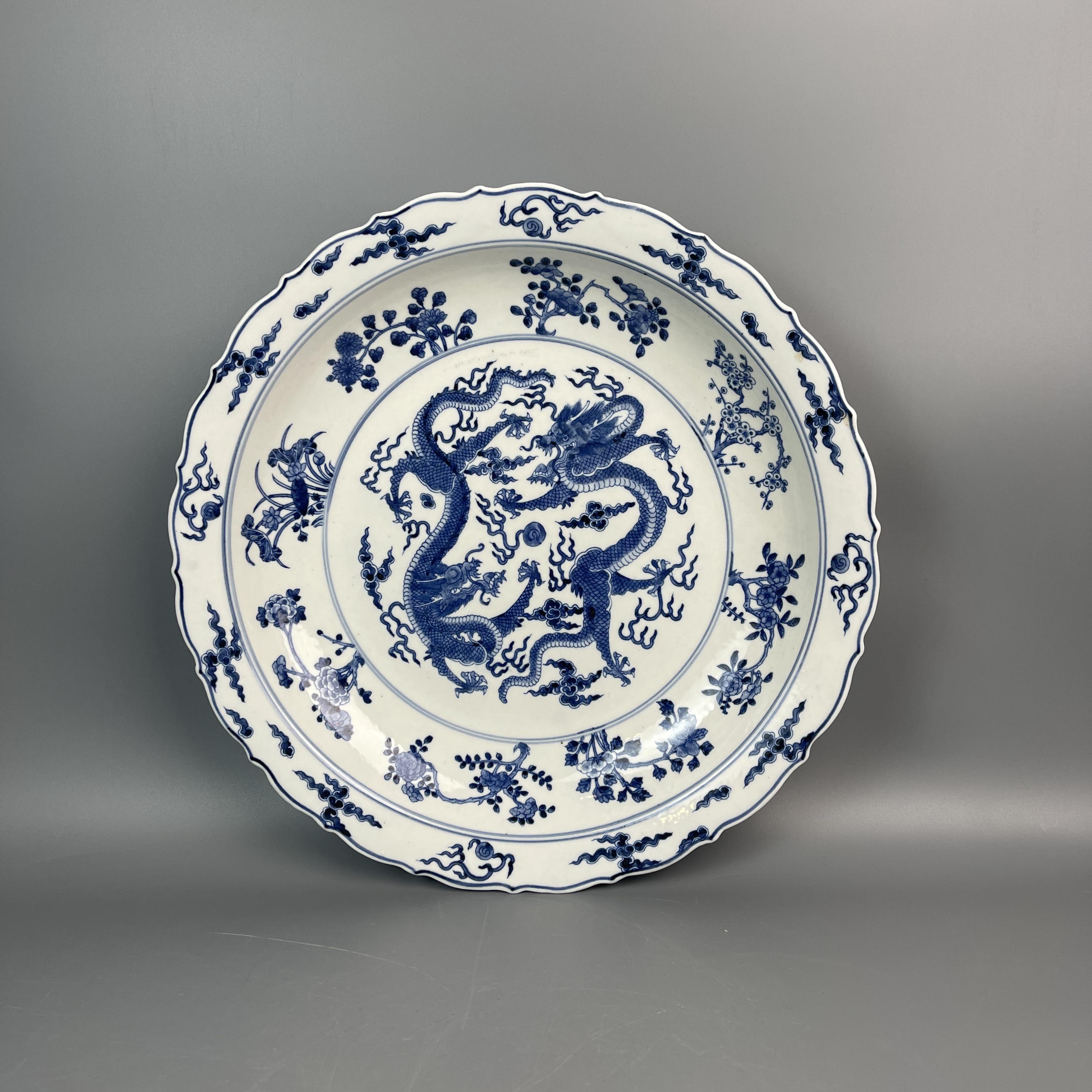 A清康熙青花二龙戏珠纹折沿花口盘