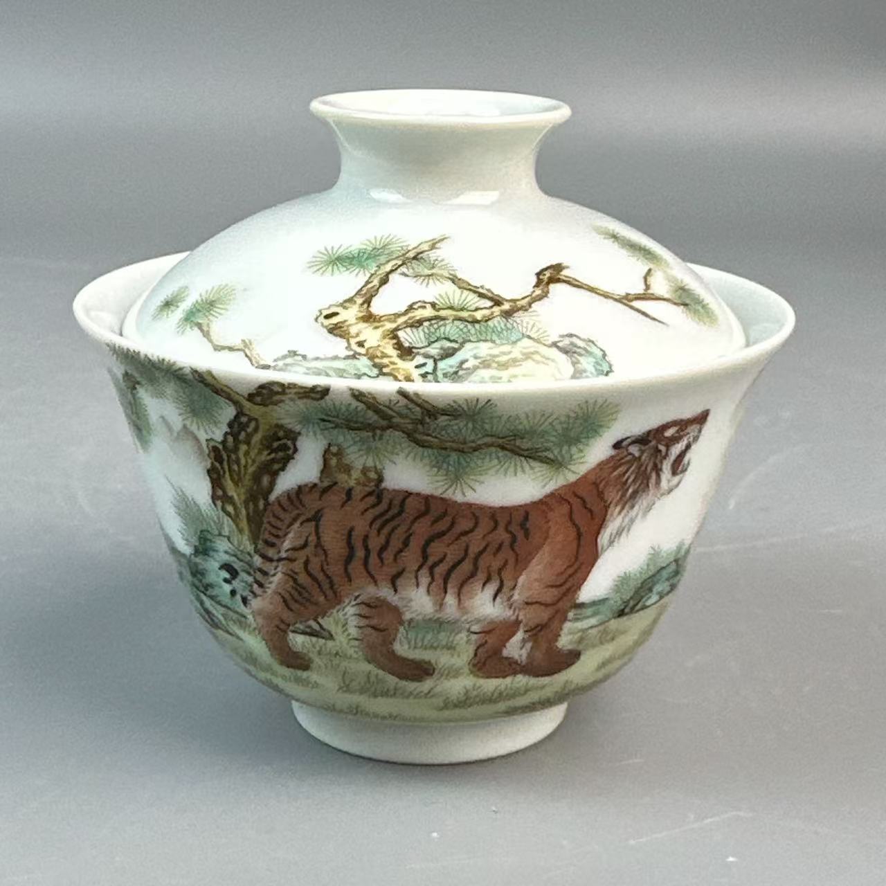 珐琅彩虎纹盖碗 