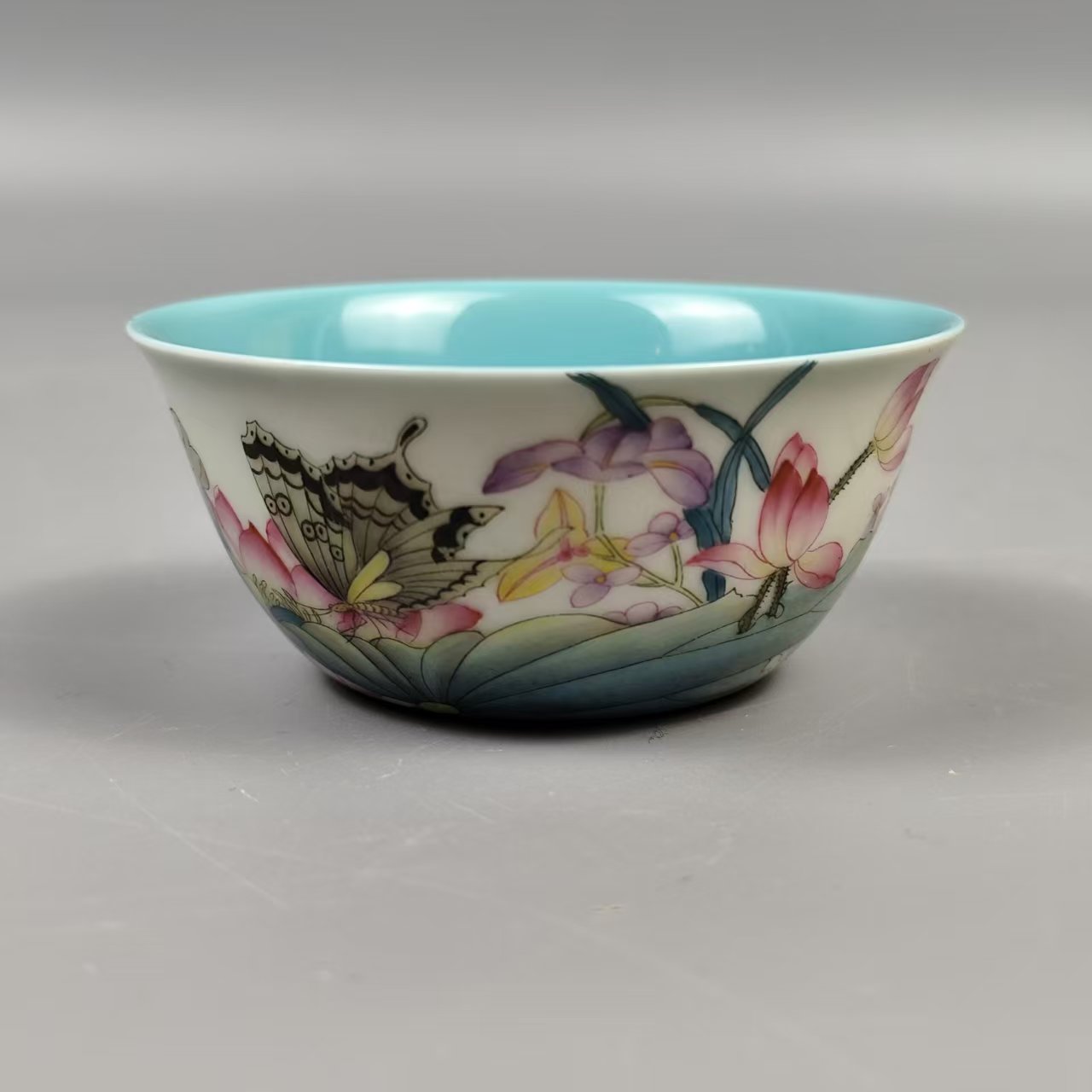 清雍正内松石绿釉外粉彩花蝶纹杯