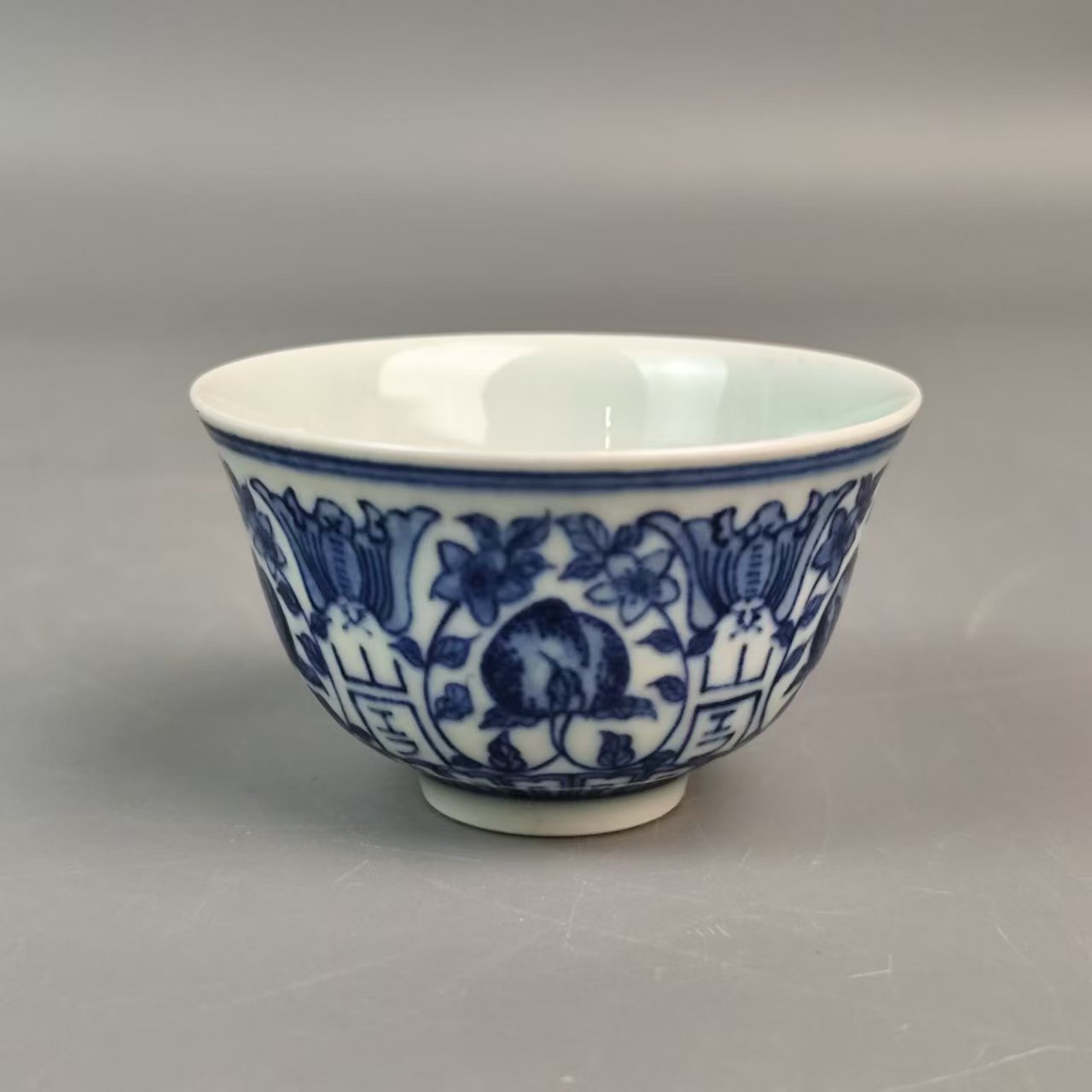 清雍正青花花果蝠纹杯。    