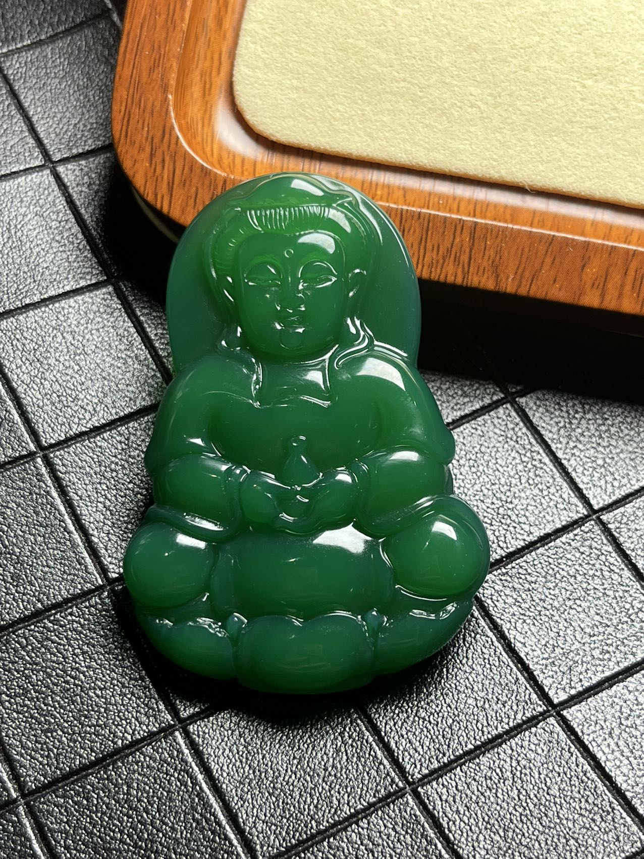 玛瑙玉髓菠菜绿大版观音佩戴绳子证书(多样化发货)