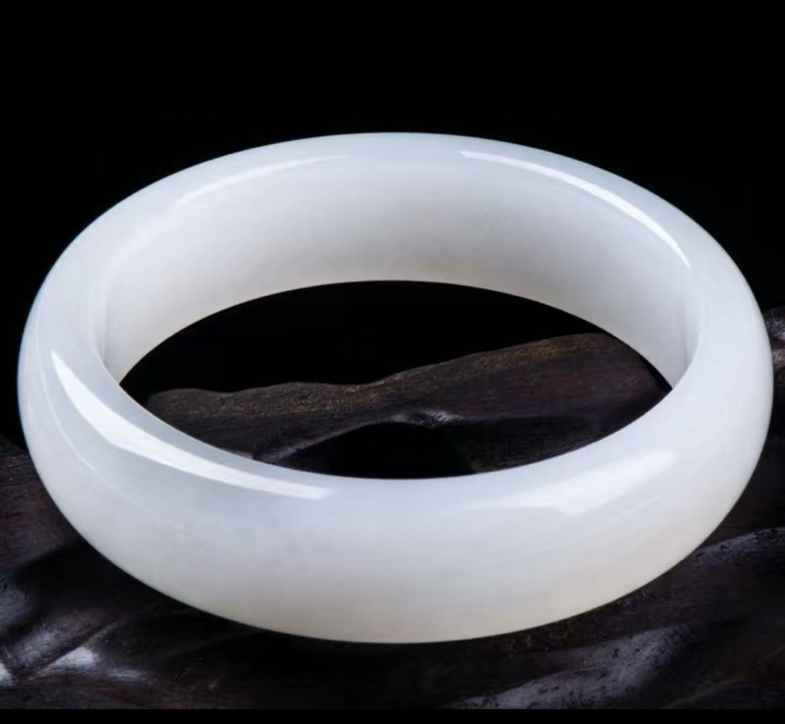 新疆天然金丝玉白玉手镯女士佩戴大小圈口都有 下单可备注圈口