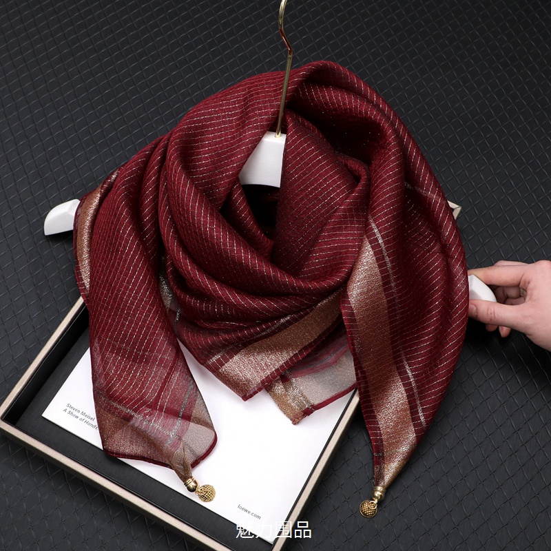 2025高级感气质围巾洋气金丝线磁吸扣方巾仿真丝丝巾护颈女士围脖