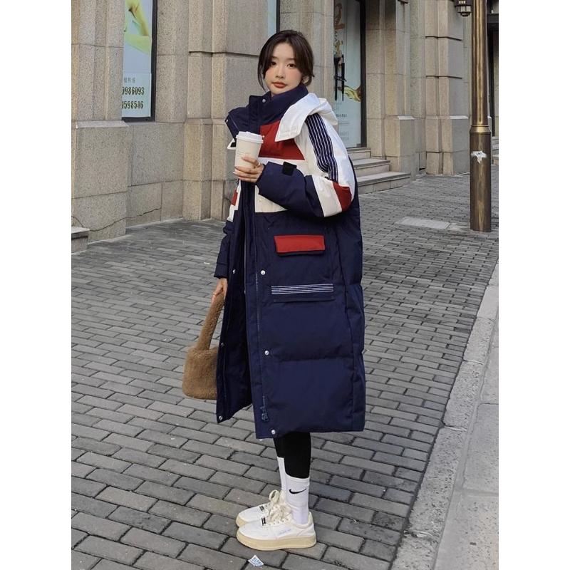 波司澄撞色拼接连帽羽绒服女2023新款过膝长款炸街明星同款白鸭绒