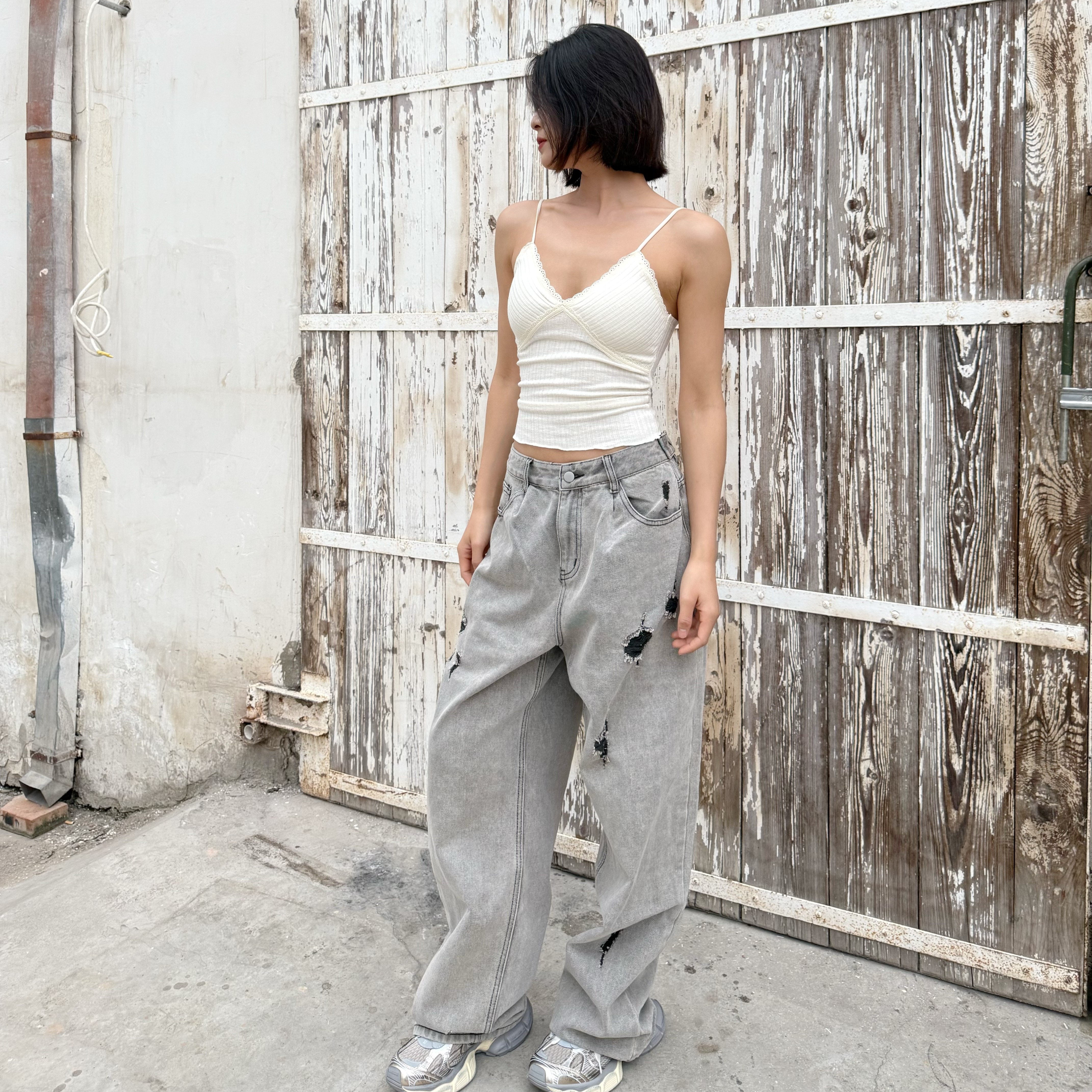 中性破洞做旧直筒牛仔裤