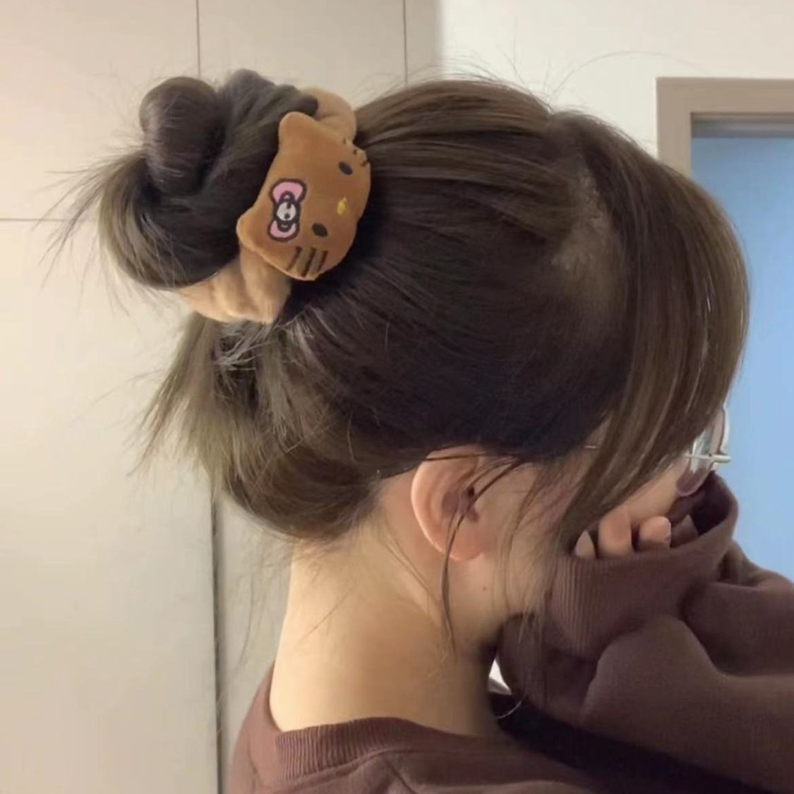 可爱HelloKitty凯蒂猫毛绒抓夹2023新款后脑勺盘发鲨鱼发夹子发饰