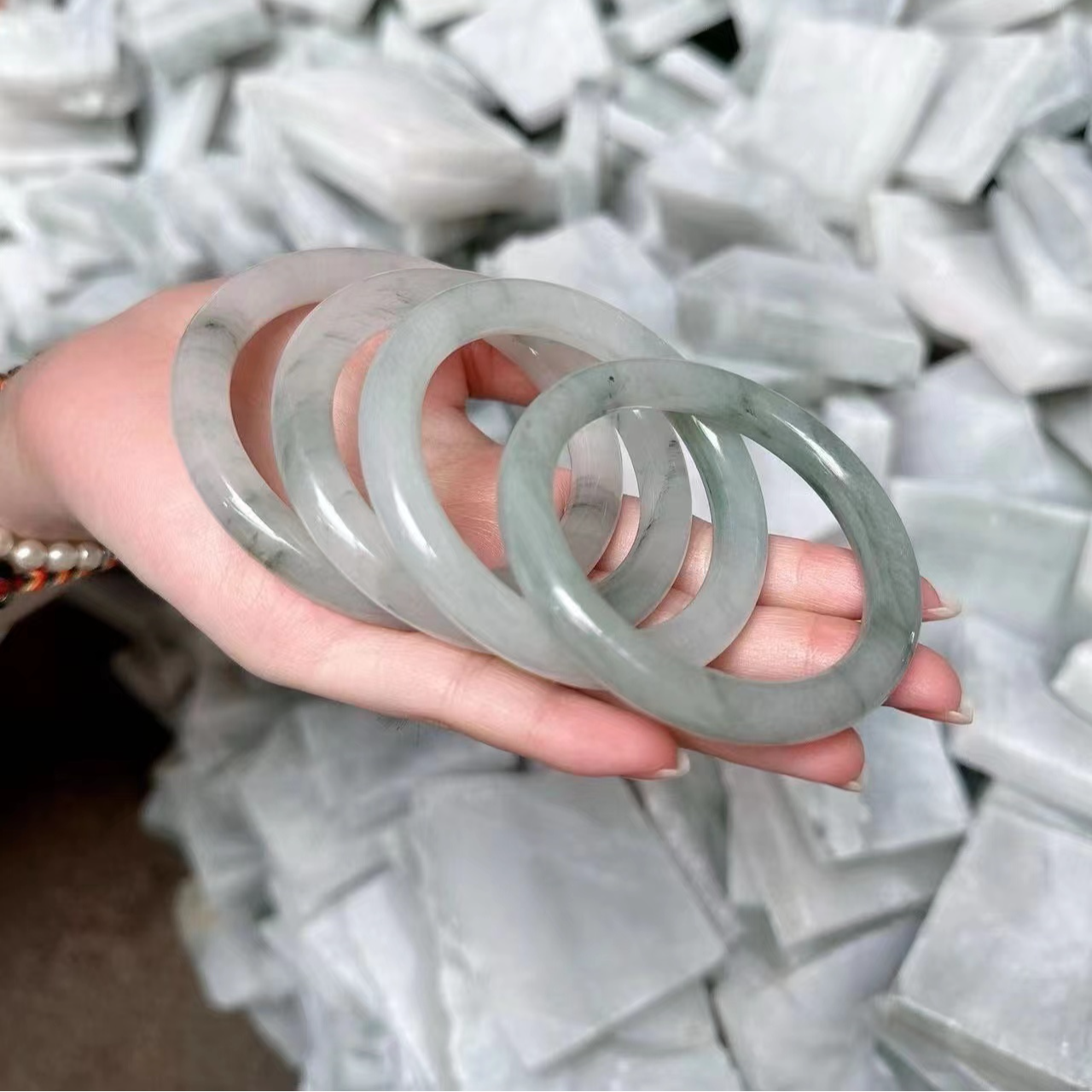 天山翠天然玉多样性发其一手镯编号：510