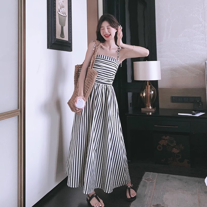 黑白竖条纹裹胸吊带连衣裙2024新款女夏季气质高级感显瘦法式长裙