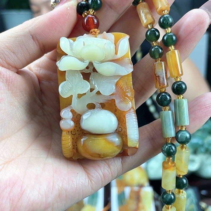 蛇纹石玉颈饰未镶嵌