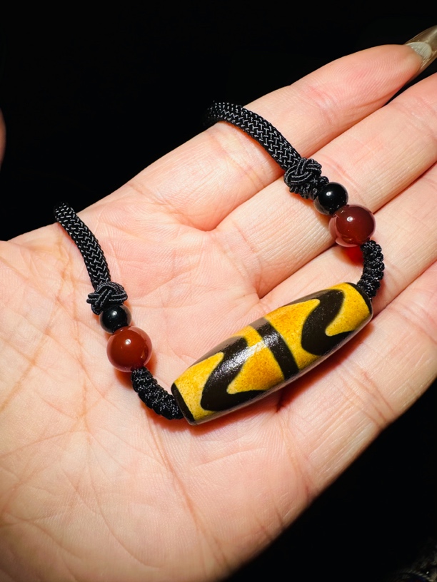 天然玛瑙材质黑金牙黄双牙图腾包浆38毫米✖️12毫米左右