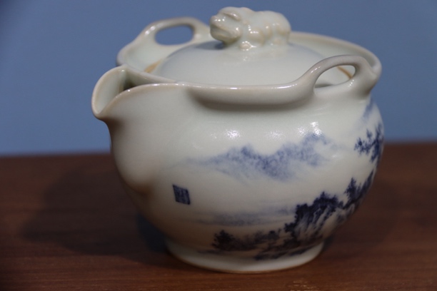 汝窑半见釉青花宝瓶手抓壶