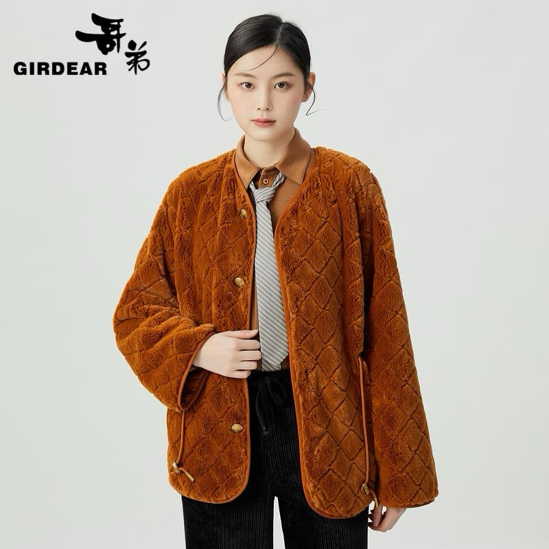 GIRDEAR/哥弟环保皮绗缝菱格厚款保暖毛外套女士1400648焦糖拿铁