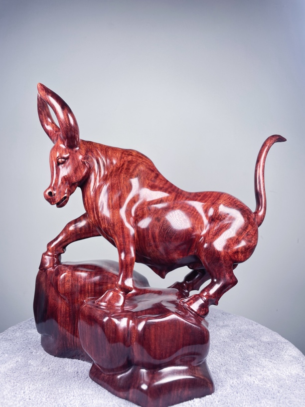 海南黄花梨摆件牛气冲天