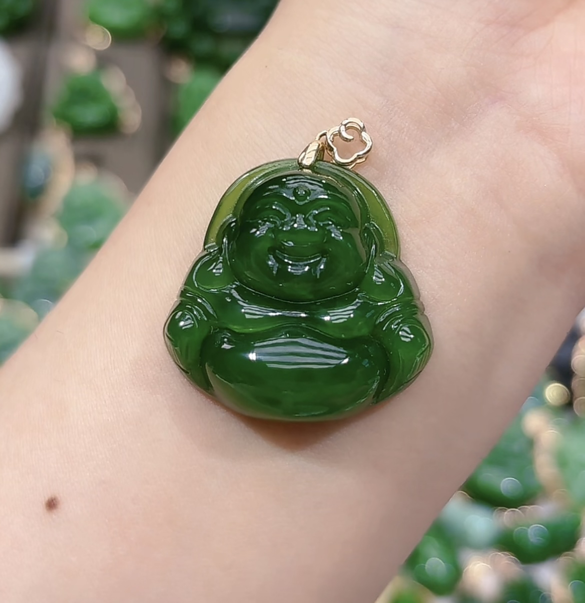 辣绿冰佛和田玉碧玉18k金扣头
