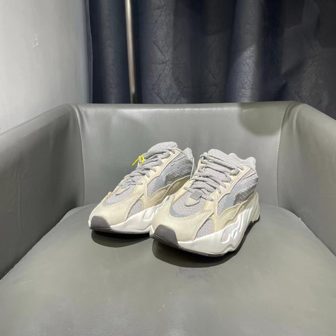 捡漏43码 yeezy700灰白 99新1299秒杀球鞋