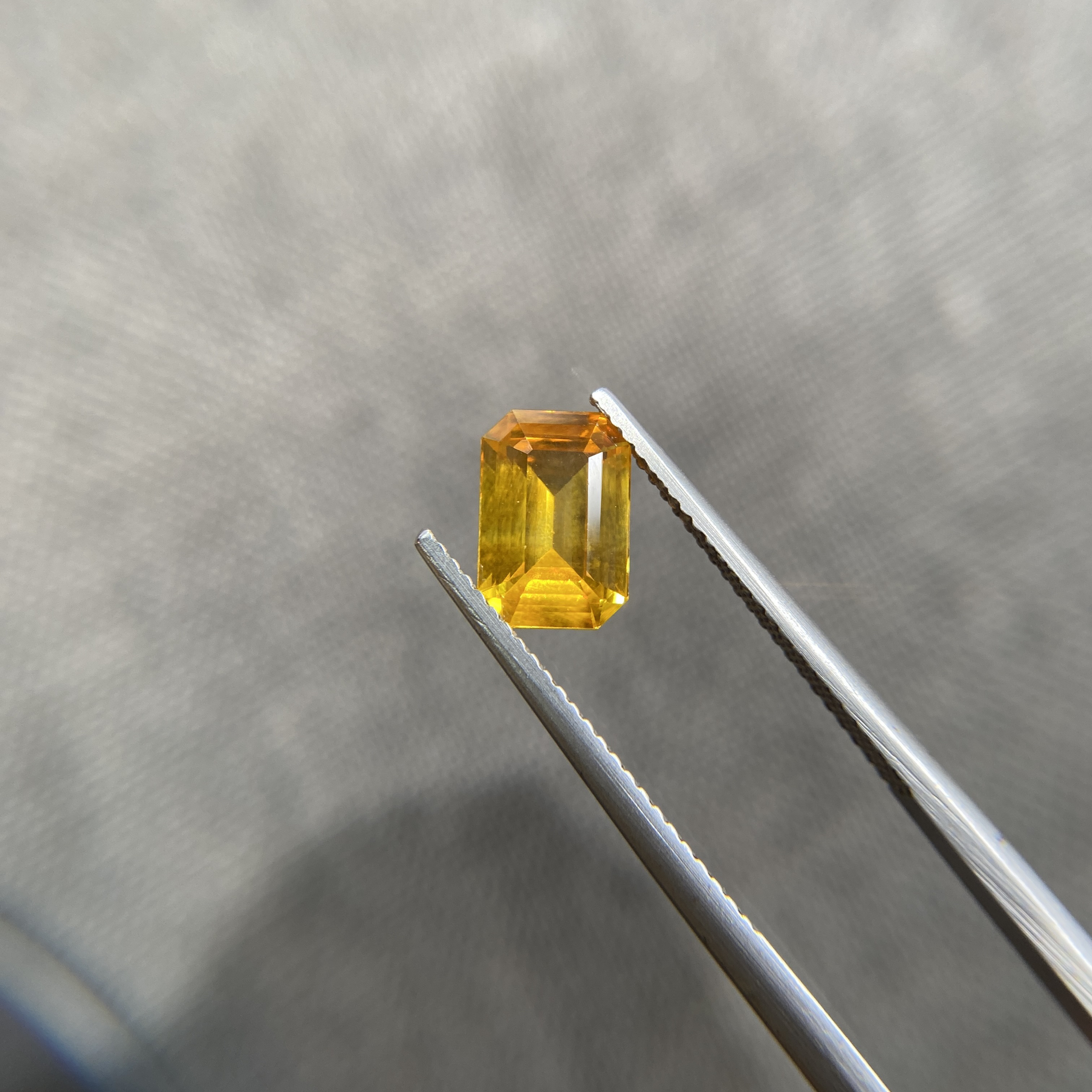 2.54克拉天然金丝雀黄色蓝宝石祖切明亮光泽国际大证书高性价比